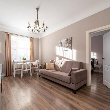 Stylish Latvian Classic 1-Bedroom Apartment Near City Center, Parks & Public Transport Links Riga Buitenkant foto