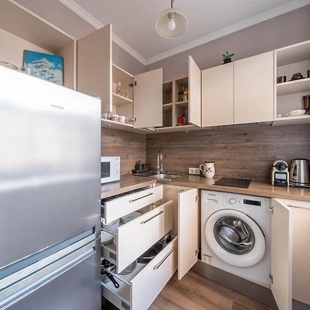 Stylish Latvian Classic 1-Bedroom Apartment Near City Center, Parks & Public Transport Links Riga Buitenkant foto