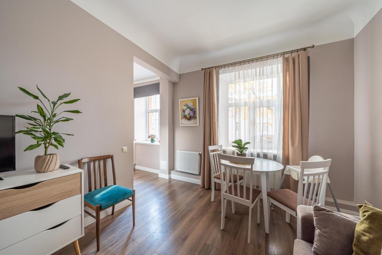 Stylish Latvian Classic 1-Bedroom Apartment Near City Center, Parks & Public Transport Links Riga Buitenkant foto