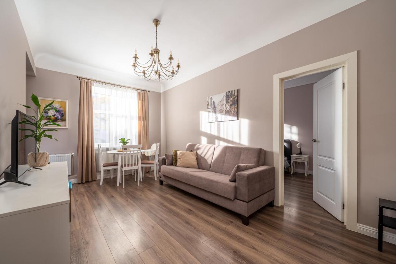 Stylish Latvian Classic 1-Bedroom Apartment Near City Center, Parks & Public Transport Links Riga Buitenkant foto