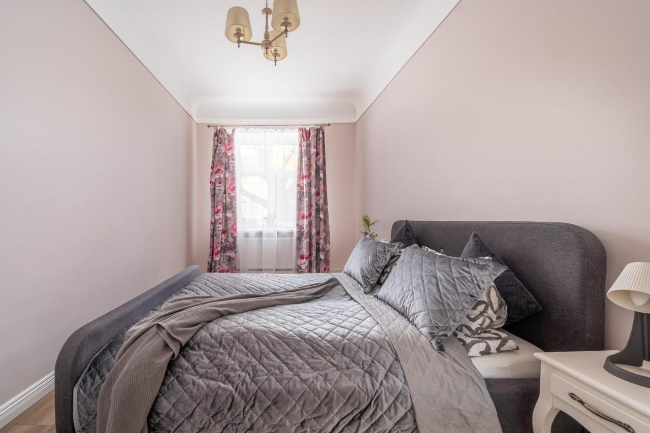Stylish Latvian Classic 1-Bedroom Apartment Near City Center, Parks & Public Transport Links Riga Buitenkant foto