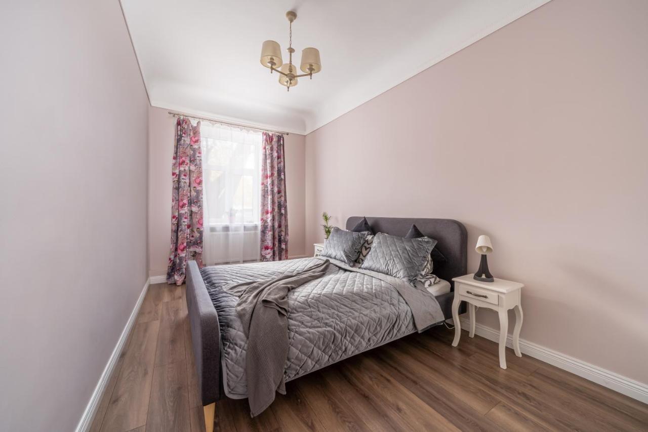 Stylish Latvian Classic 1-Bedroom Apartment Near City Center, Parks & Public Transport Links Riga Buitenkant foto