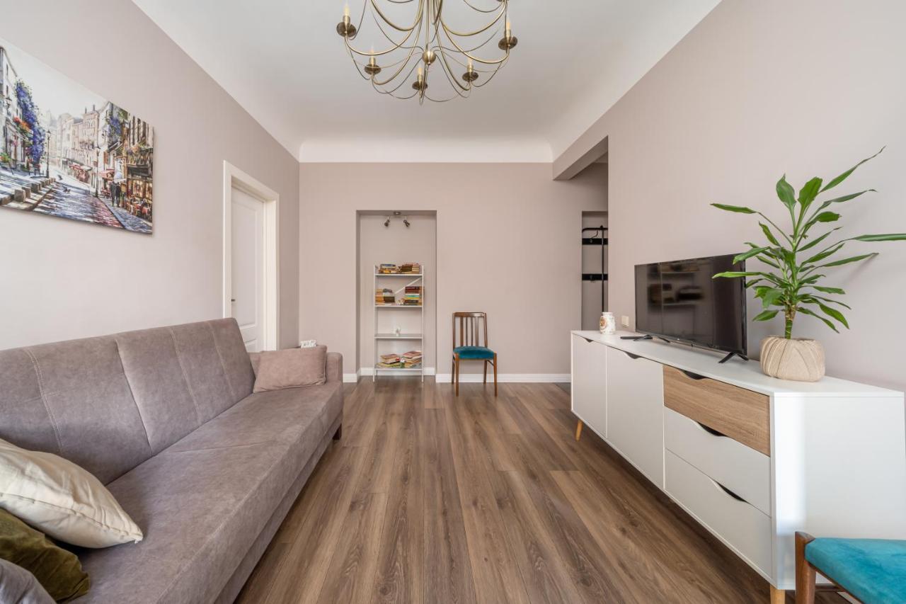 Stylish Latvian Classic 1-Bedroom Apartment Near City Center, Parks & Public Transport Links Riga Buitenkant foto