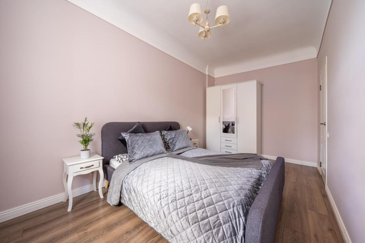 Stylish Latvian Classic 1-Bedroom Apartment Near City Center, Parks & Public Transport Links Riga Buitenkant foto