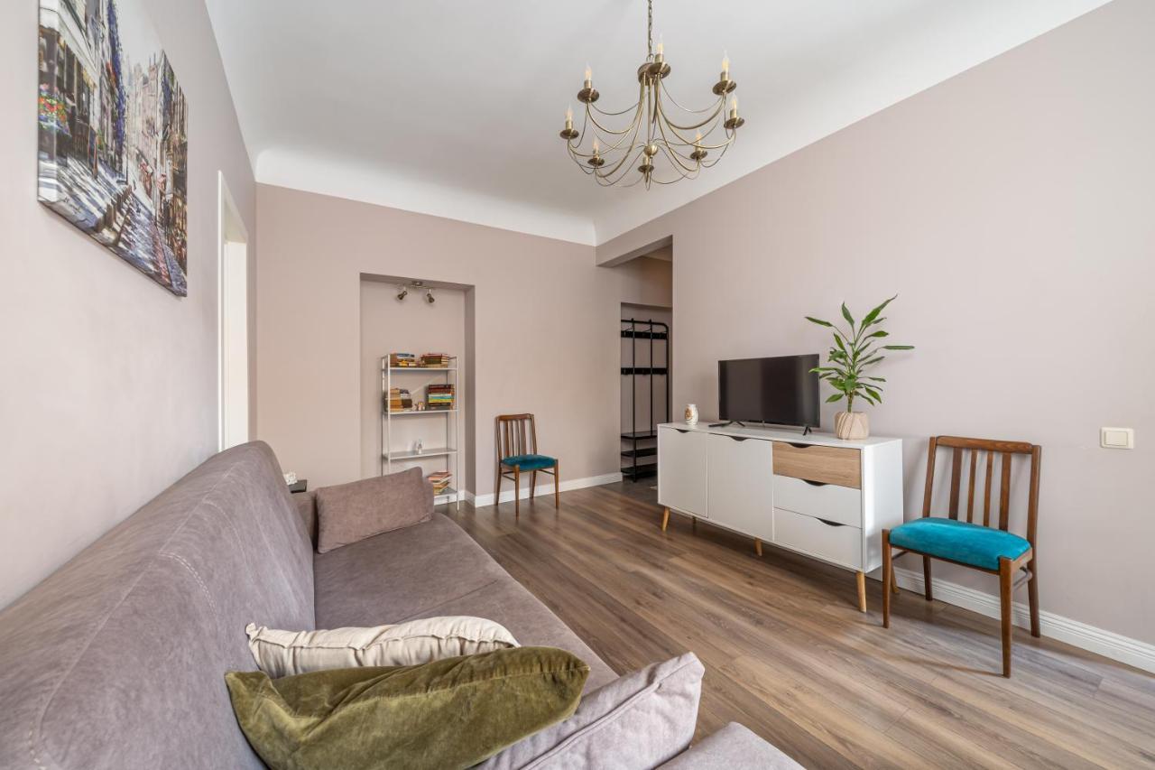 Stylish Latvian Classic 1-Bedroom Apartment Near City Center, Parks & Public Transport Links Riga Buitenkant foto