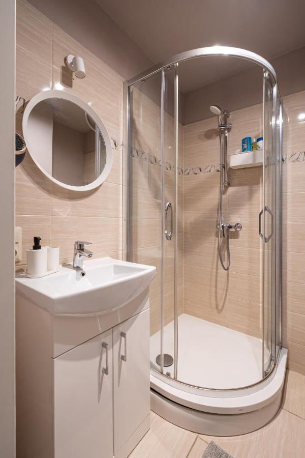 Stylish Latvian Classic 1-Bedroom Apartment Near City Center, Parks & Public Transport Links Riga Buitenkant foto