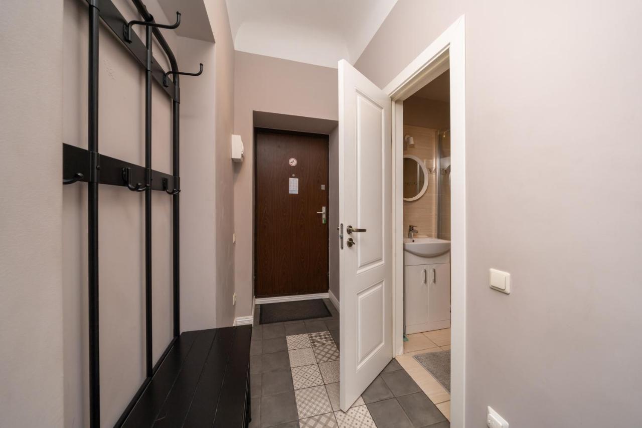 Stylish Latvian Classic 1-Bedroom Apartment Near City Center, Parks & Public Transport Links Riga Buitenkant foto