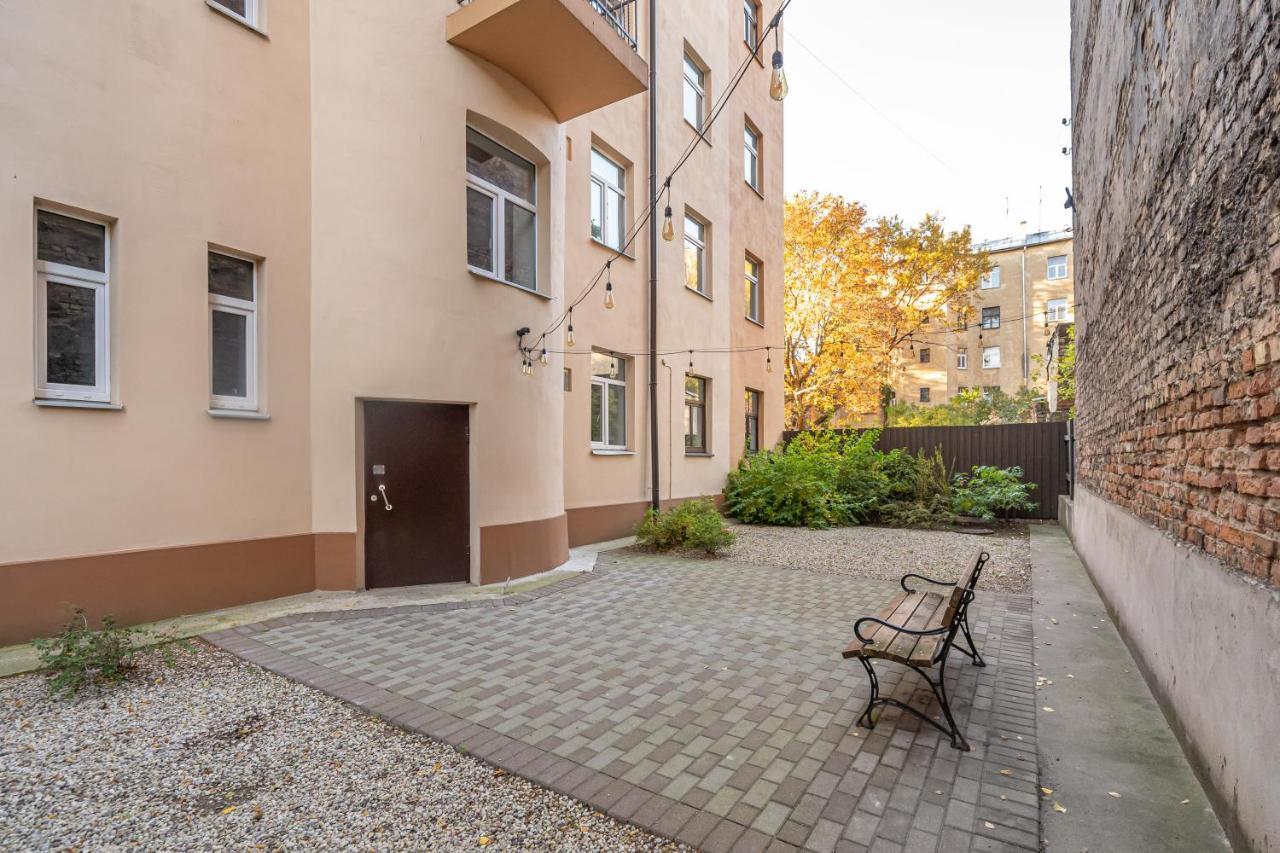 Stylish Latvian Classic 1-Bedroom Apartment Near City Center, Parks & Public Transport Links Riga Buitenkant foto