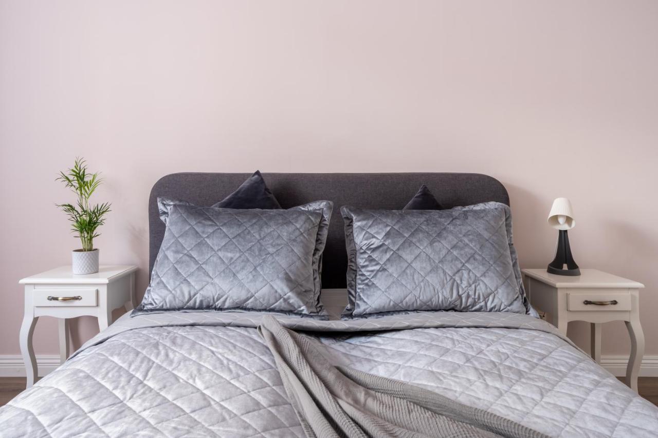 Stylish Latvian Classic 1-Bedroom Apartment Near City Center, Parks & Public Transport Links Riga Buitenkant foto