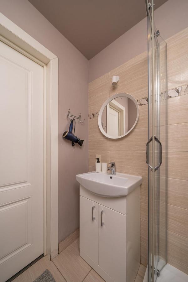 Stylish Latvian Classic 1-Bedroom Apartment Near City Center, Parks & Public Transport Links Riga Buitenkant foto