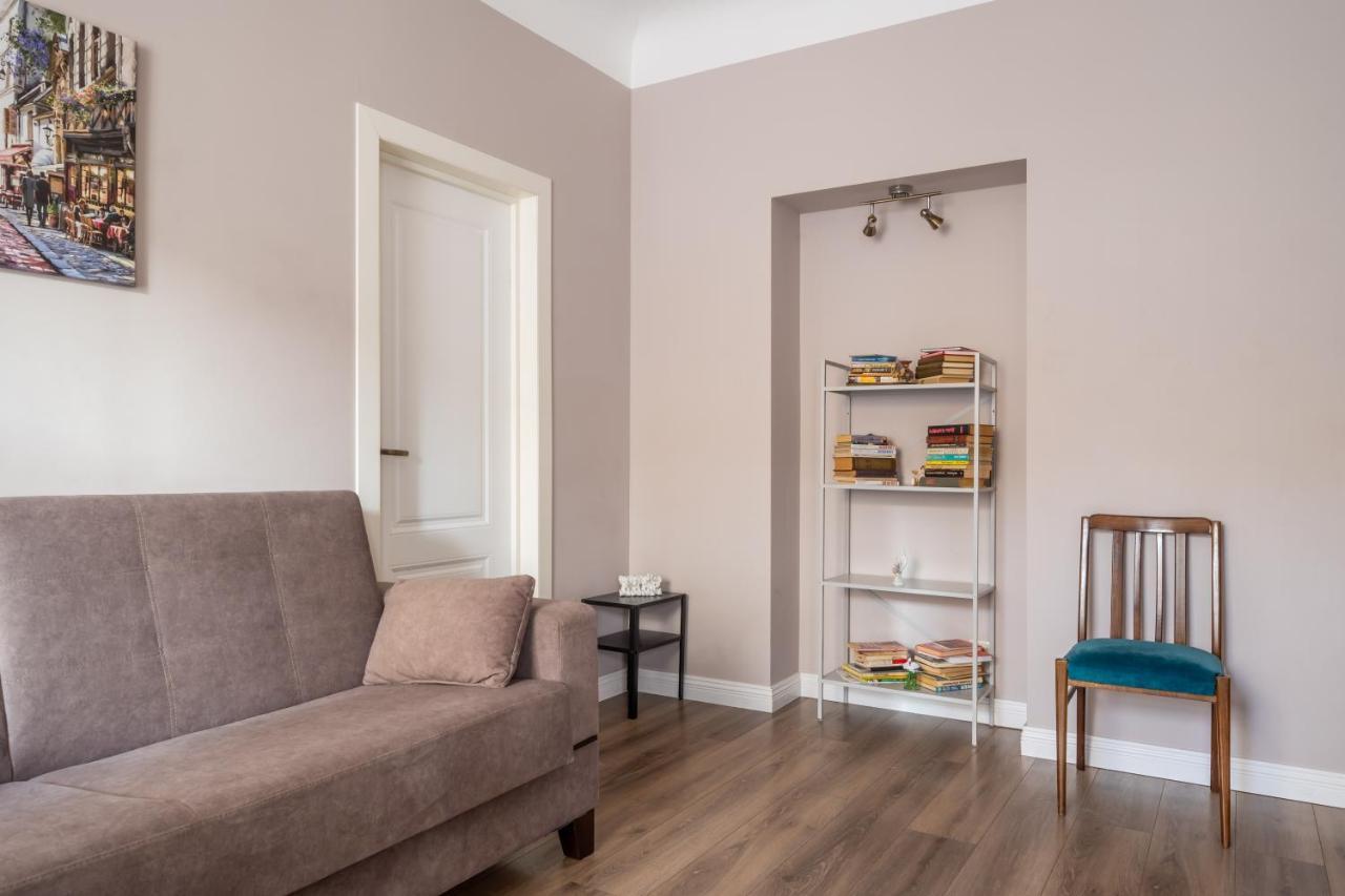 Stylish Latvian Classic 1-Bedroom Apartment Near City Center, Parks & Public Transport Links Riga Buitenkant foto