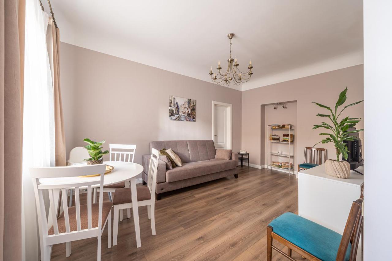 Stylish Latvian Classic 1-Bedroom Apartment Near City Center, Parks & Public Transport Links Riga Buitenkant foto