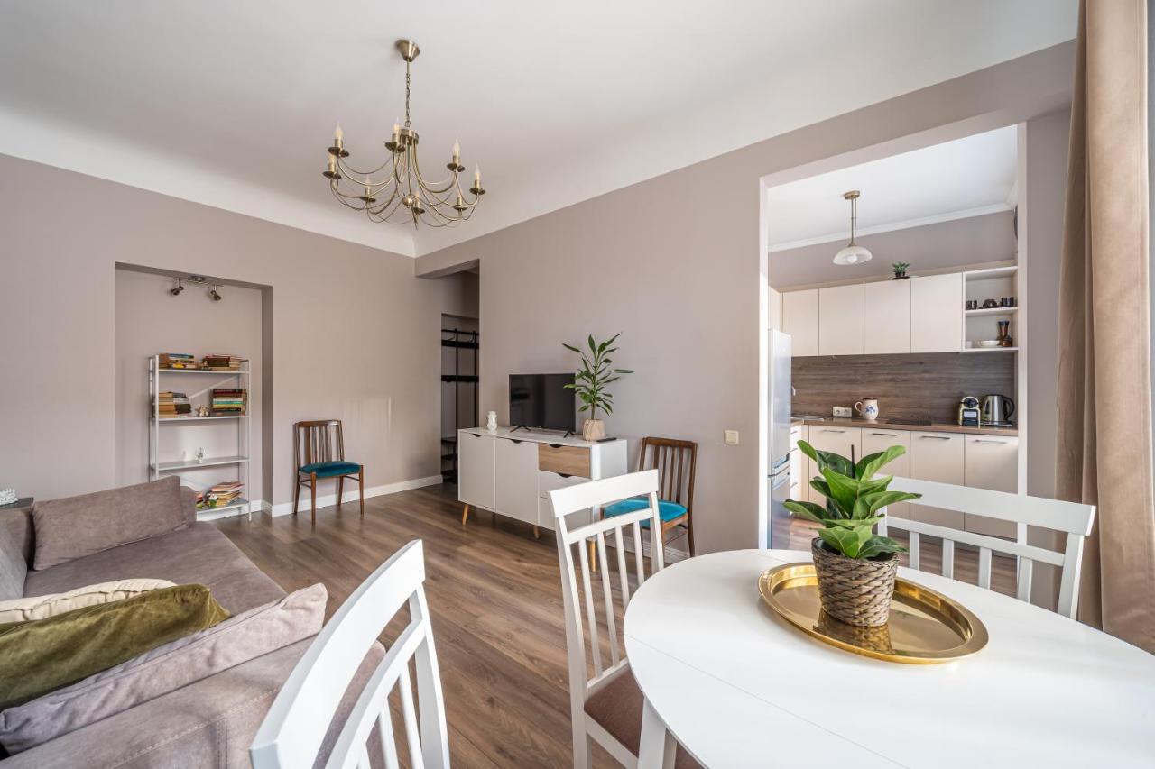 Stylish Latvian Classic 1-Bedroom Apartment Near City Center, Parks & Public Transport Links Riga Buitenkant foto